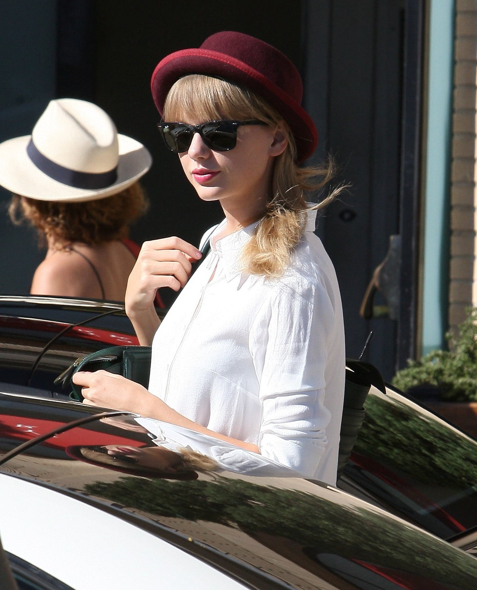 Taylor Swift – Barneys New York in Beverly Hills 9/29/13  