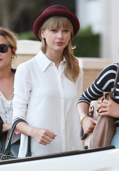 Taylor Swift – Barneys New York in Beverly Hills 9/29/13  