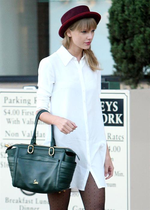 Taylor Swift – Barneys New York in Beverly Hills 9/29/13  