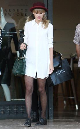 Taylor Swift – Barneys New York in Beverly Hills 9/29/13  