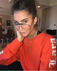 Claudia Valentina taking a selfie