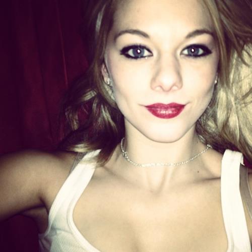 Alexa Knierim taking a selfie