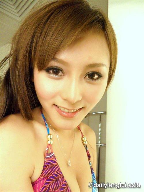 Jeana Ho taking a selfie