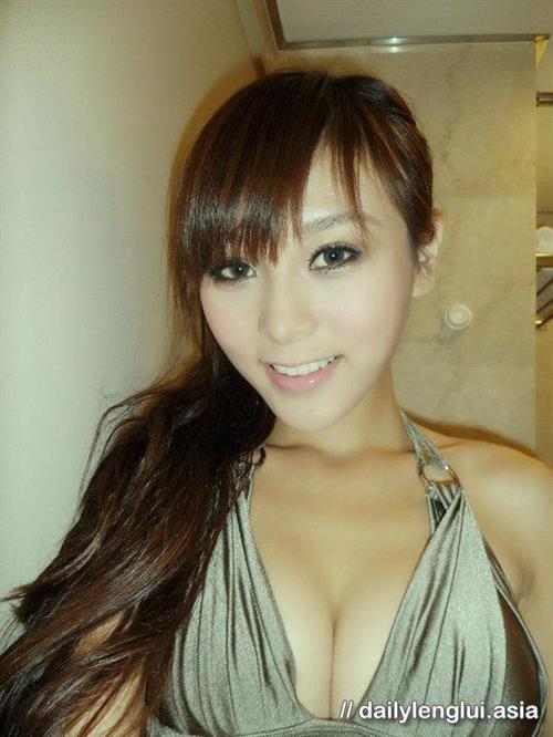 Jeana Ho taking a selfie