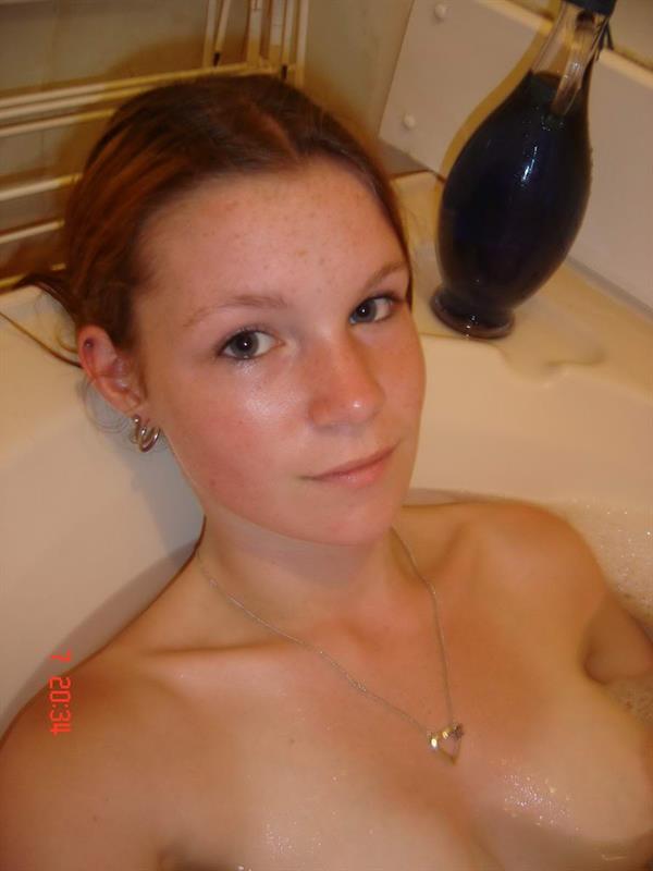 Amateur redhead plays with herself