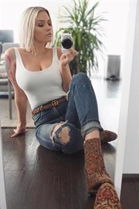 Samantha Ravndahl taking a selfie