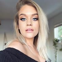 Samantha Ravndahl taking a selfie