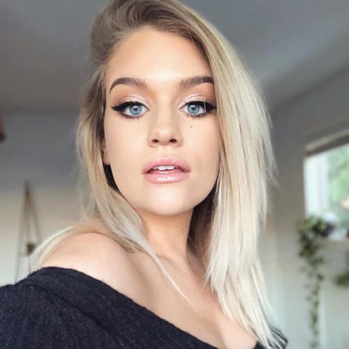 Samantha Ravndahl taking a selfie