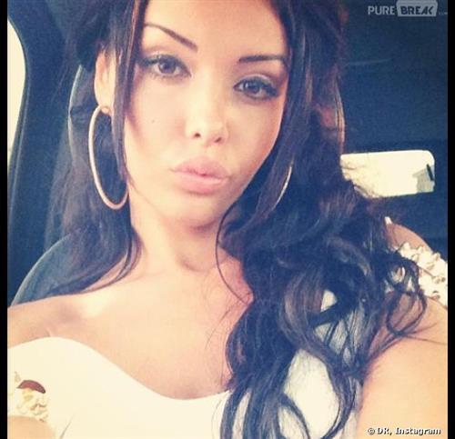 Nabilla Benattia taking a selfie