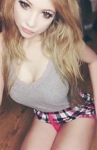 Elizabeth Rose taking a selfie