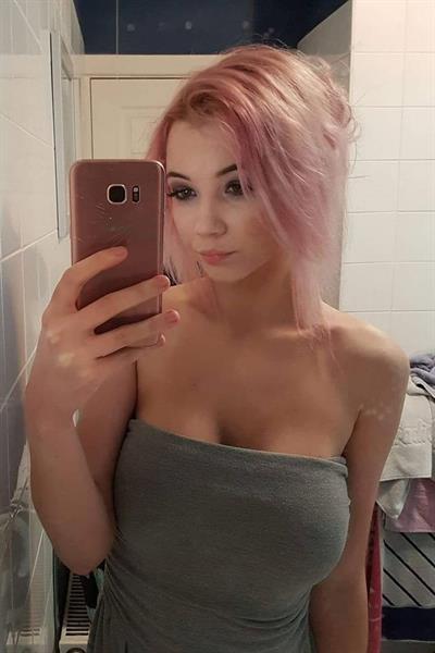 Elizabeth Rose taking a selfie