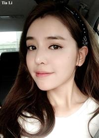 Tia Li taking a selfie