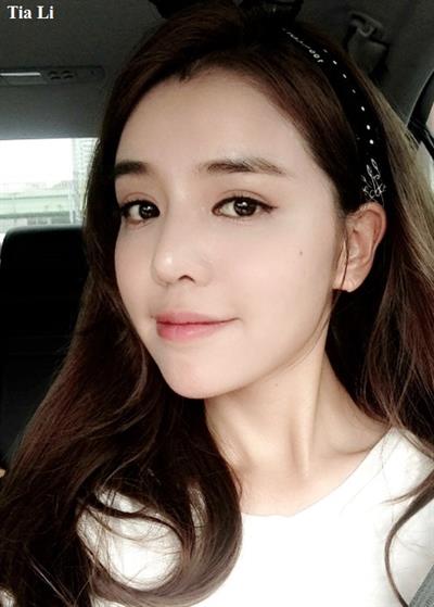 Tia Li taking a selfie