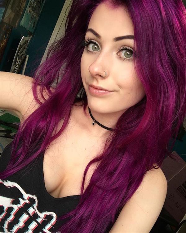 Rolyat taking a selfie