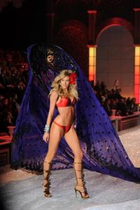 Doutzen Kroes in lingerie