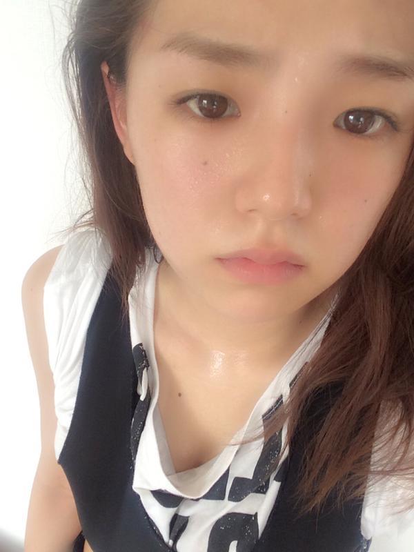 Ai Shinozaki taking a selfie