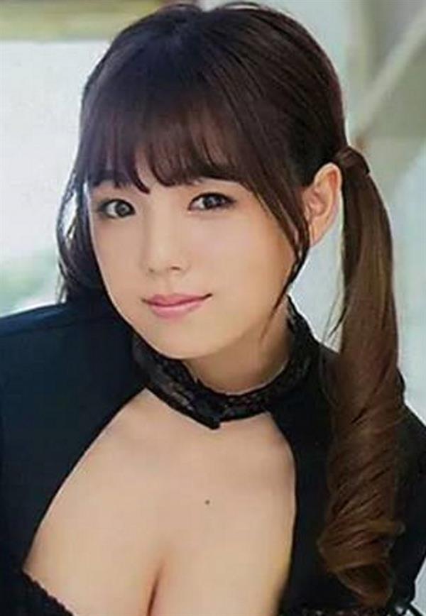 Ai Shinozaki taking a selfie