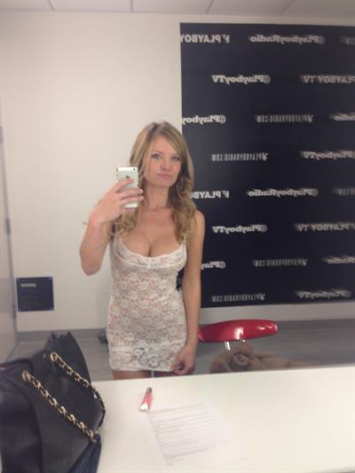 Lindsey Knight taking a selfie