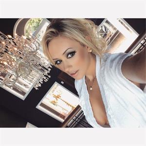 Liziane Soares taking a selfie