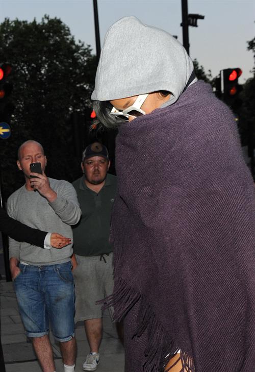 Rihanna Pictures Rihanna - Covers her face while out in London (19.07.2013)