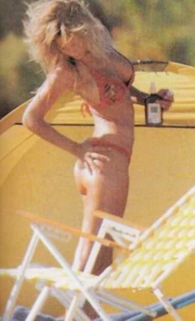 Luisana Lopilato in a bikini - ass