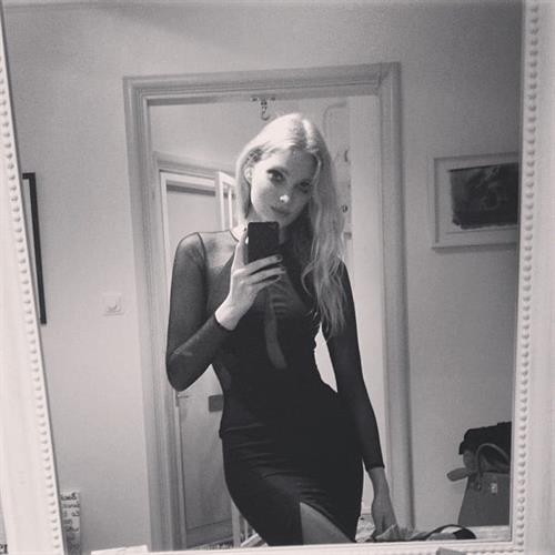 Elsa Hosk taking a selfie