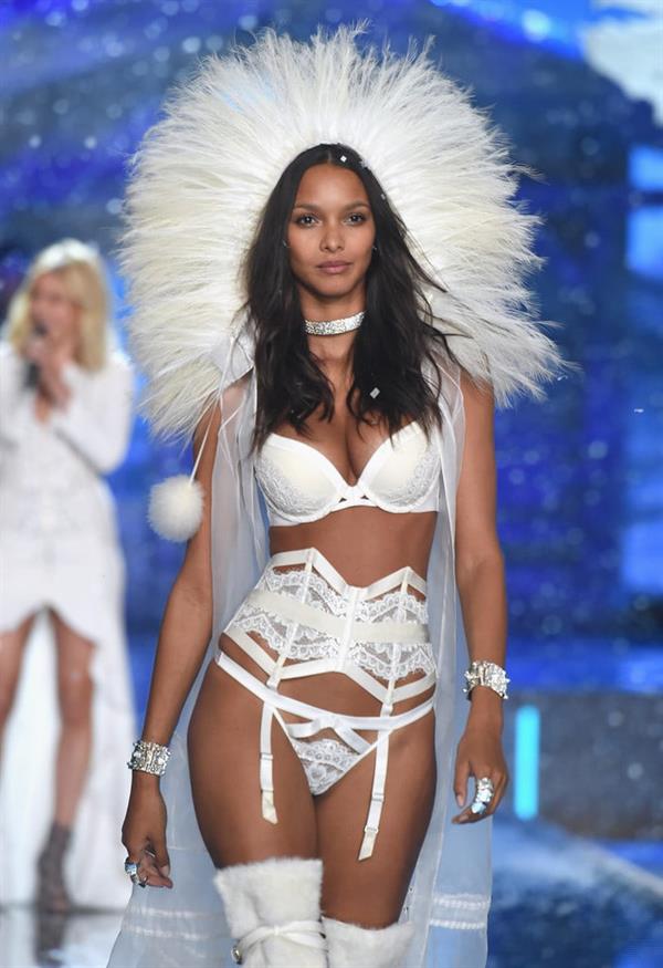 Lais Ribeiro in lingerie