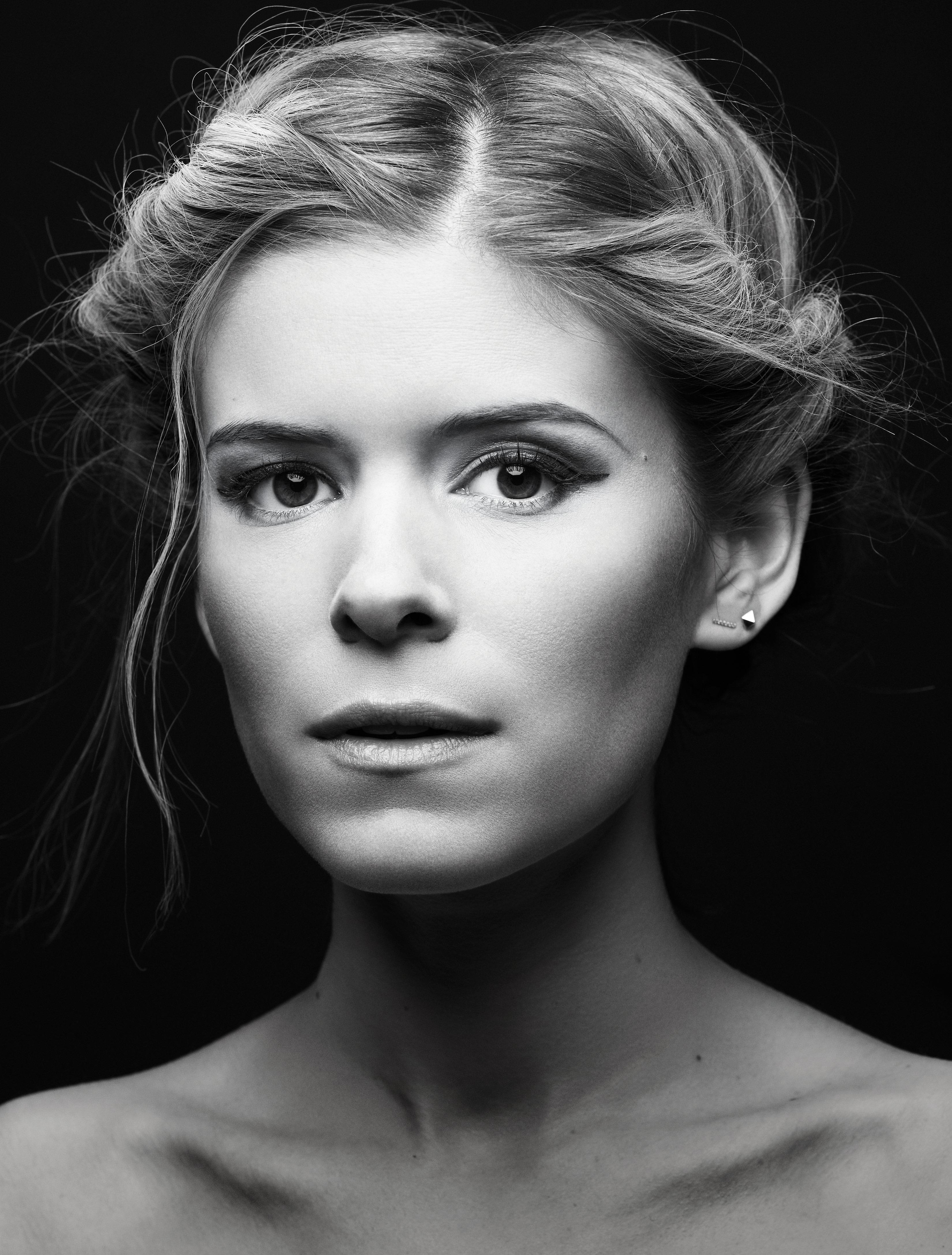 Кейт фахи. Кейт Мара. Kate Mara portrait. Монохромный портрет. Белое лицо.