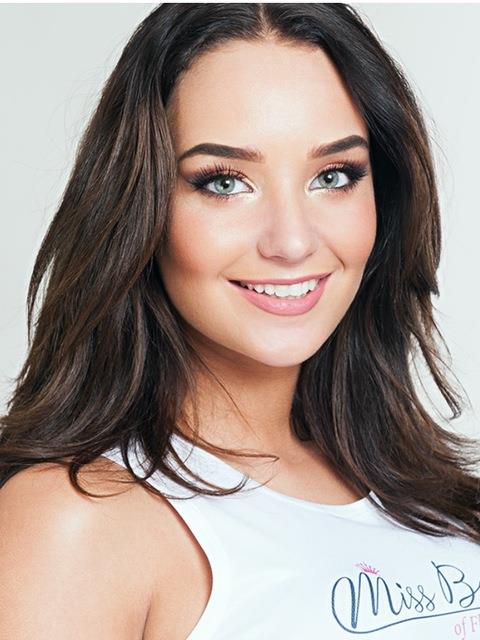 Faith Landman taking a selfie