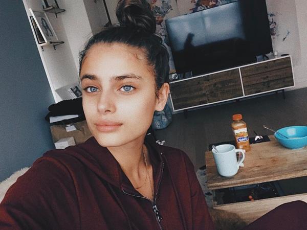 Taylor Marie Hill taking a selfie