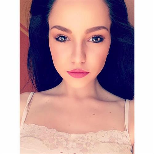 Sara Gavranič taking a selfie