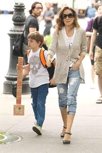 Sarah Jessica Parker Takes her children to school in New York City (May 23, 2013) 