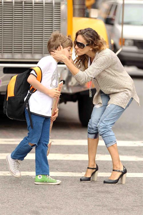 Sarah Jessica Parker Takes her children to school in New York City (May 23, 2013) 