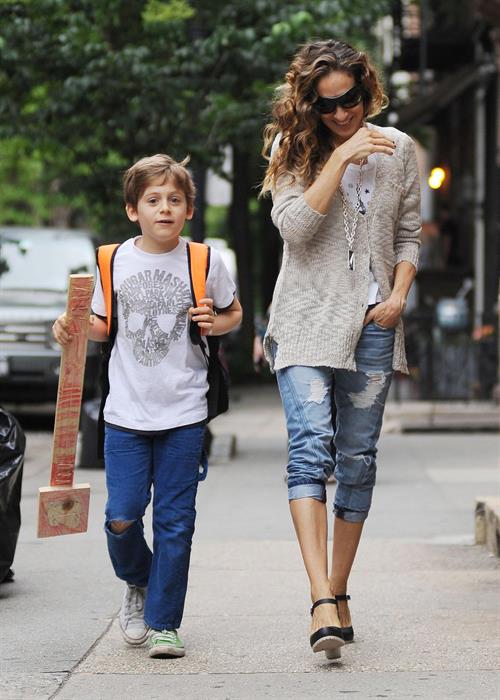 Sarah Jessica Parker Takes her children to school in New York City (May 23, 2013) 