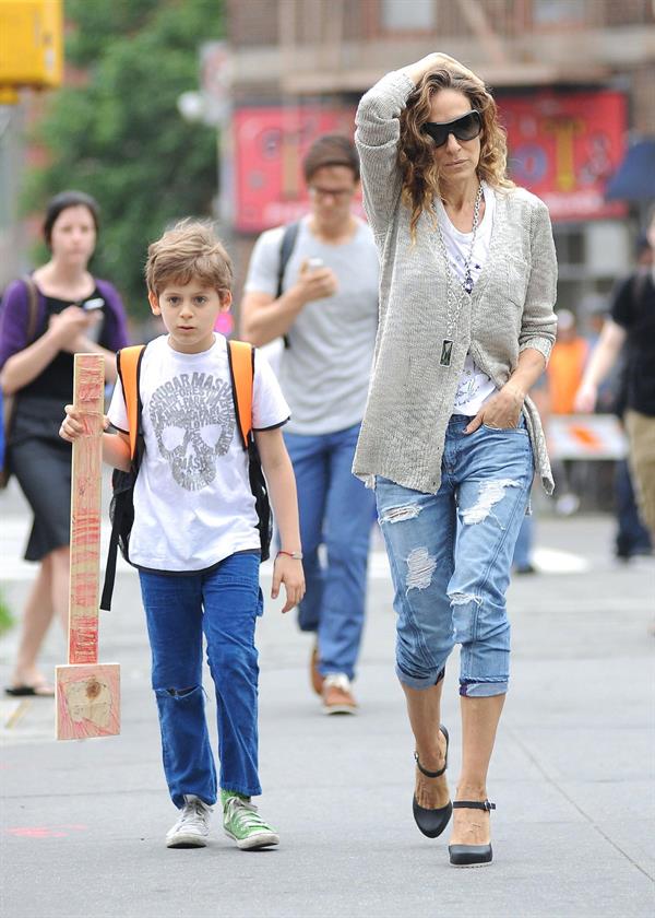 Sarah Jessica Parker Takes her children to school in New York City (May 23, 2013) 