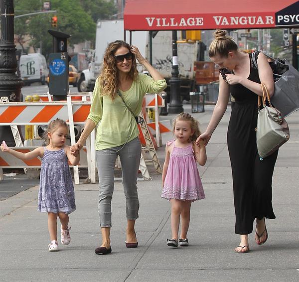 Sarah Jessica Parker Takes a stroll with her twins around the West Village in New York City (May 21, 2013) 