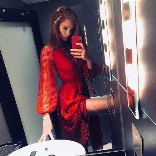 Alexina Graham taking a selfie