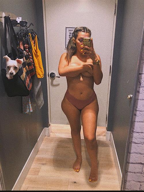 Valentina Jewels taking a selfie