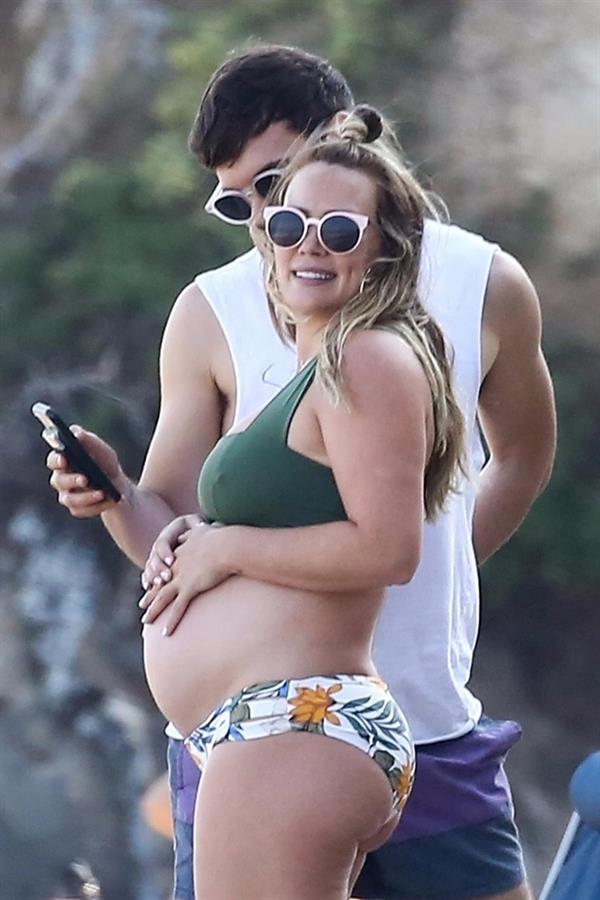 Hilary Duff pregnant in a bikini