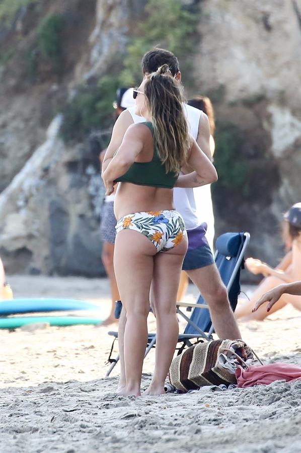 Hilary Duff pregnant in a bikini