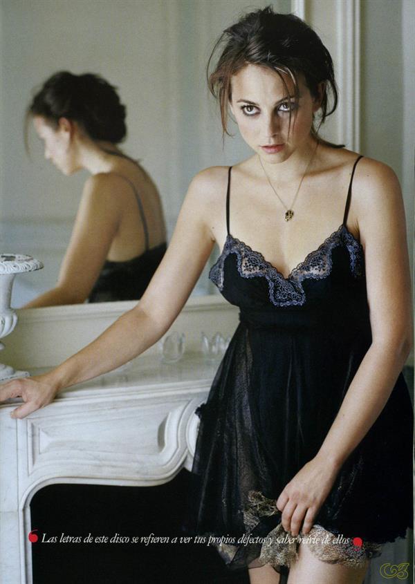 Leonor Watling in lingerie