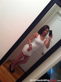 Lexi Bloom taking a selfie