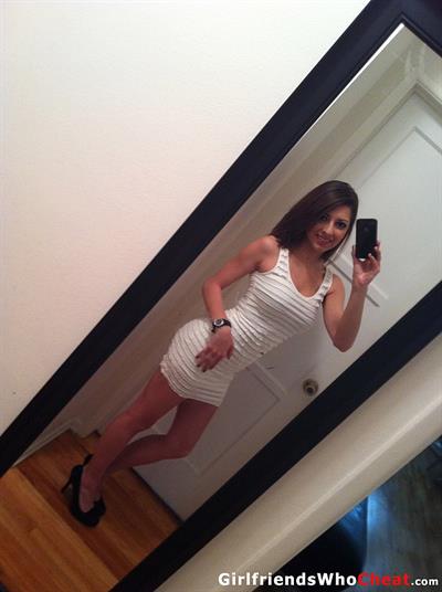 Lexi Bloom Selfie Pictures Lexi Bloom taking a selfie