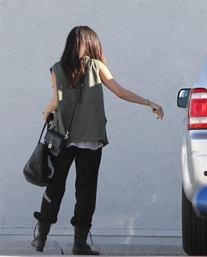 Selena Gomez - Hits the studio in black sweatpants in Los Angeles (11.05.2013) 