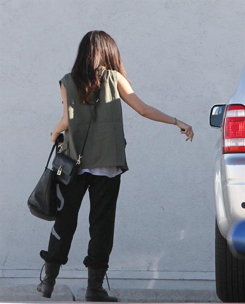 Selena Gomez - Hits the studio in black sweatpants in Los Angeles (11.05.2013) 