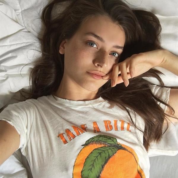 Jessica Clements taking a selfie