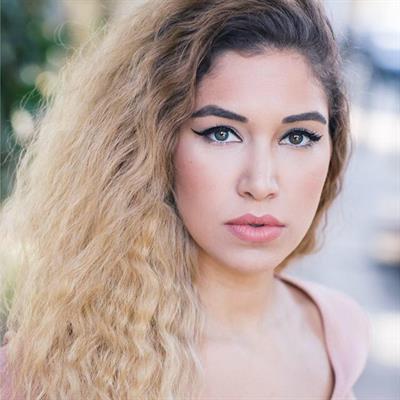 Yasmine Alice taking a selfie