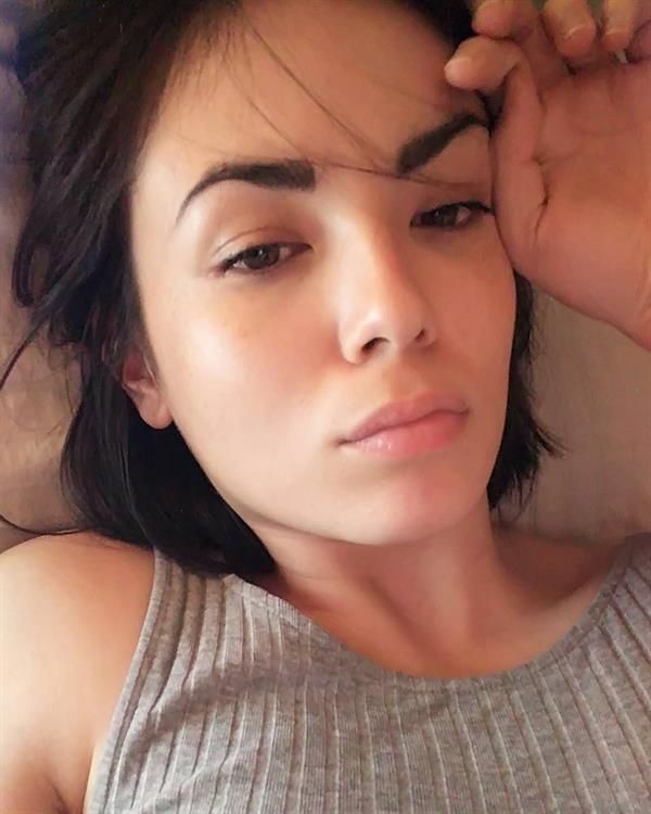 Agathe Auproux taking a selfie