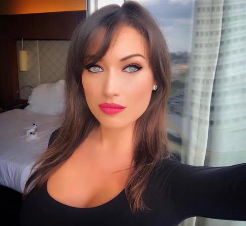 Elsa Esnoult taking a selfie