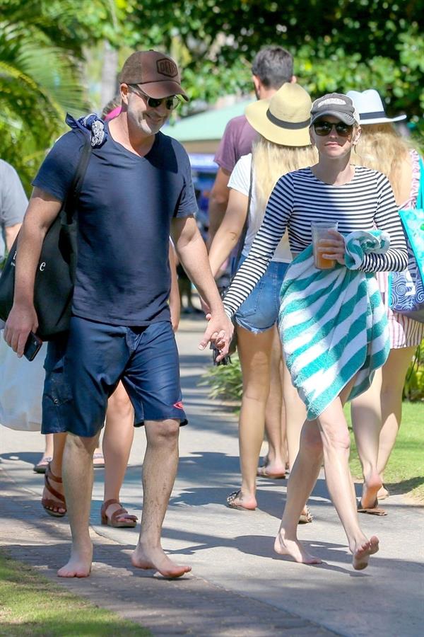 Anna Faris on the beach in Hawaii on 11/24/2018